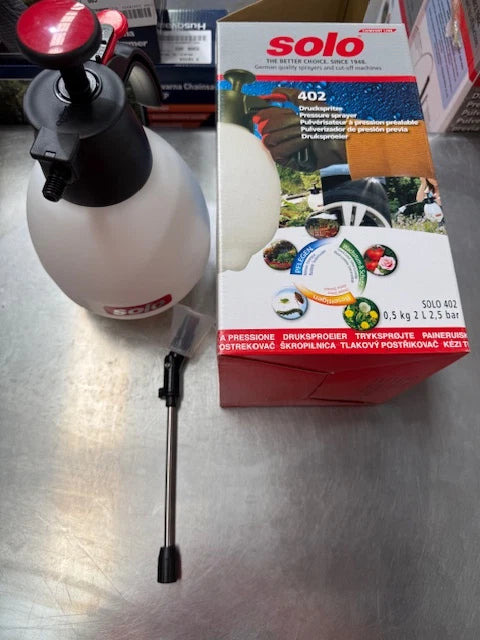 Solo 402- 2 Litre Garden Hand-held Sprayer Adjustable Quality Nozzle Head Light